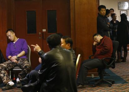 Así lo aseguraron en un encuentro mantenido con el embajador de Malasia en China, Iskandar Sarudin, y autoridades de Aviación Civil del país vecino, en el hotel Lido de Pekín, donde las familias esperan noticias desde el sábado. En la imagen, un grupo de familiares descansa en el interior del hotel Lido en Pekín, 12 de marzo de 2013.