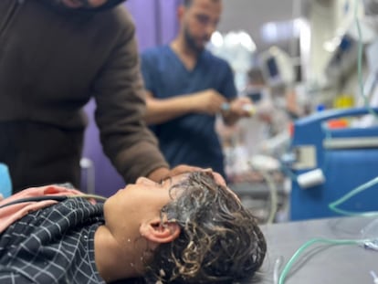 Leila, de 4 años, junto a su padre, antes de ser llevada al quirófano. Presenta una herida en el abdomen, con salida de contenido intestinal, como consecuencia del impacto de la metralla de una bomba israelí. (Jan Yunis, 18 de mayo de 2025).