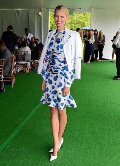 Karolina Kurkova no pasa el corte con este estampado vestido de Carolina Herrera. 