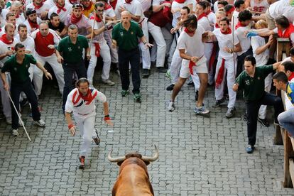 Los pastores hacen frente, al toro que se descolgó de la manada en el encierro del primer día de San Fermín