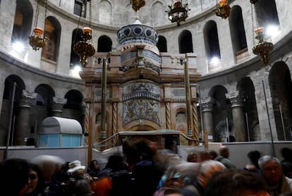 Visitantes, ante la tumba de Jesucristo, hoy en Jerusalén.