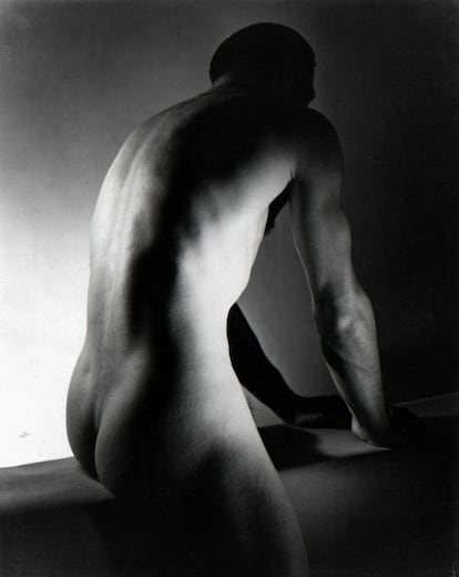 <strong>Mas o que faz este homem nu?</strong> George Platt Lynes (EUA, 1907-1955) foi um magnífico fotógrafo de moda e publicidade que, em sua série, digamos, mais artística, focou principalmente nos nus masculinos. Sua abordagem homoerótica interessou grandemente ao famoso sexólogo Alfred Kinsey, que adquiriu grande parte de seu trabalho após a morte do artista.</p> <strong>Por que é tão bom?</strong> David Trullo destaca como Platt Lynes se adiantou a fenômenos muito atuais: “Uma imagem icônica que hoje passaria desapercebida porque, consciente (Robert Mapplethorpe) ou inconscientemente, foi revisitada desde então inumeráveis vezes por fotógrafos e agora por 'instagramers'. Essa mistura de classicismo e carga sexual é ainda senha de identidade da fotografia homoerótica”. </p>