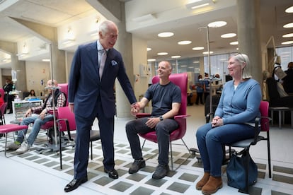 Carlos III de Inglaterra saluda este martes a los pacientes del Macmillan Cancer Centre, en Londres.