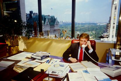 Donald Trump, caduco mito del trabajador que se hace millonario, en su oficina frente al Hotel Plaza en 1987.