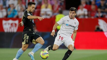 Fran Beltrán conduce el balón ante la entrada del sevillista Acuña.