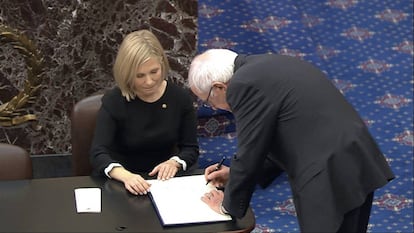 El senador Bernie Sanders firma el libro de juramentos en el Senado en el Capitolio, en Washington. El juicio contra Donald Trump inicia en un clima de gran crispación política entre republicanos y demócratas.