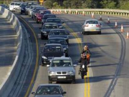 Retenciones de coches en los accesos a la Costa Brava, en la C-35 entre Llagostera y Vidreres. EFE/Archivo