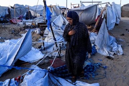 Una mujer palestina inspecciona los daños en el lugar de un ataque israelí contra una tienda de campaña que albergaba a personas desplazadas, en Jan Yunis, sur de la franja de Gaza. 