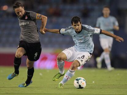 Alex López pugna por el balón con Sergio García