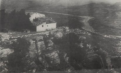 La fonda que hace años había en el pico del Garbí y que el empresario local quiere reconstruir en el mismo lugar en una foto cedida por la familia propietaria.