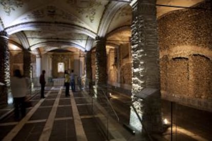 Visitantes en la Capilla de los Huesos, en la iglesia de San Francisco de Évora (Portugal).