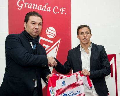 El delantero argentino Diego Buonanotte (24 a&ntilde;os, derecha) junto al director deportivo del Granada, Juan Carlos Cordero, durante la rueda de prensa de su presentaci&oacute;n tras dejar al M&aacute;laga. 
 
  