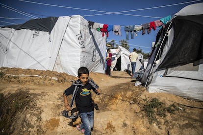 Na área das barracas de acampamento, fora da área cercada, a ONG Médicos Sem Fronteiras estima que existe um chuveiro para cada 506 pessoas e um banheiro para 210.