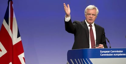 El negociador brit&aacute;nico para el Brexit, David Davis, se dirige a la prensa en Bruselas el pasado agosto.