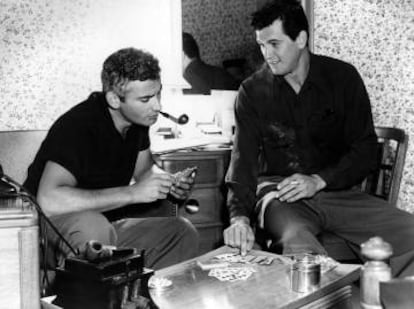Rock Hudson y Jeff Chandler durante un descanso del rodaje de la película Iron man' en 1951.