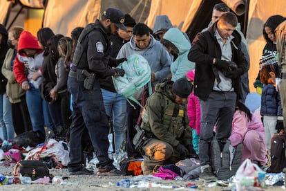 Las autoridades estadounidenses no han especificado la duración del cierre fronterizo. En la imagen, un agente migratorio revisa las pertenencias de un hombre que cruzó ilegalmente la frontera, en Lukeville.