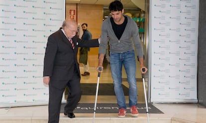 El torero Cayetano Rivera Ord&oacute;&ntilde;ez sale del Hospital Quir&oacute;n de Zaragoza, donde se encontraba ingresado tras su grave cogida del miercoles 11. 