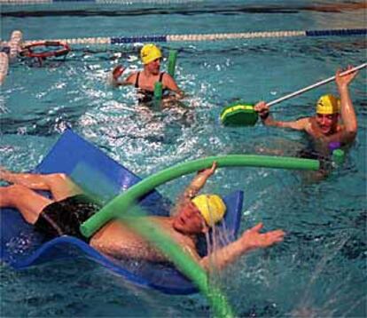 Actividades de <i>La noche más joven</i> en la piscina del polideportivo municipal de Tetuán el año pasado.