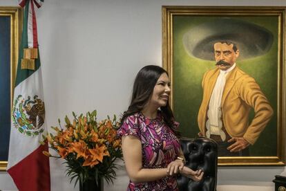 Laura Rojas, presidenta del Congreso mexicano, frente a un retrato de Emiliano Zapata.