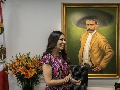 Laura Rojas, presidenta del Congreso mexicano, frente a un retrato de Emiliano Zapata.