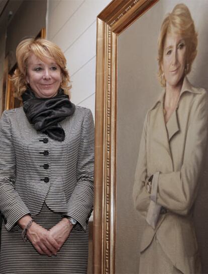 Esperanza Aguirre posa junto a su retrato como ex presidenta del Senado.