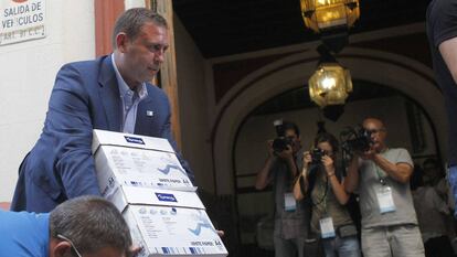 El alcalde de Jun entrega en 2013 los avales para postularse como secretario general del PSOE en Andalucía.