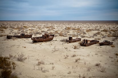 Barcos oxidados Moynaq (Uzbekistán) desierto Aral