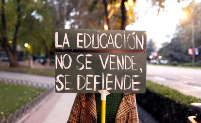 Un estudiante muestra una pancarta poco antes de empezar la manifestación en Madrid.