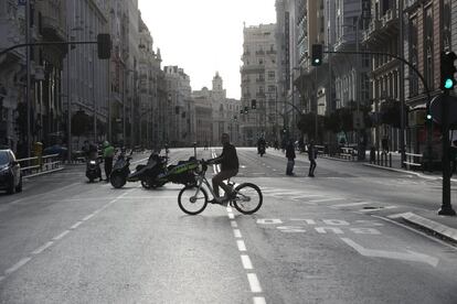 Gran Vía ha sido cortada al tráfico por la cantidad de camiones que hacen falta para extinguir las llamas.