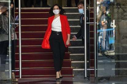 Isabel Díaz Ayuso sale por la puerta principal de la sede de la Comunidad a recibir al presidente del Gobierno, Pedro Sánchez. Poco después de que el vicepresidente madriñleño, Ignacio Aguado, de Ciudadanos, pidiera ayuda al Gobierno central, Pedro Sánchez envió una carta a la presidenta popular en la que la convocaba a una reunión en la sede del Ejecutivo madrileño, y no en La Moncloa, ante el descontrol de las cifras en lo que ya es el epicentro de la crisis en España y en Europa.