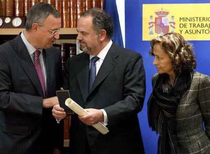 Jesús Caldera entrega a Ignacio e Isabel Polanco la medalla de oro al Mérito en el Trabajo, otorgada a su padre, Jesús de Polanco, a título póstumo.