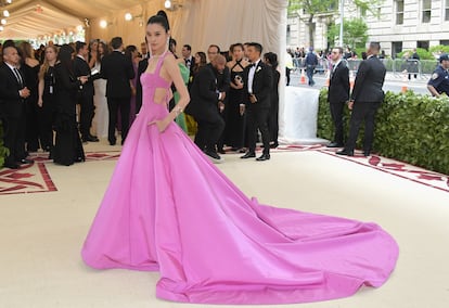 La modelo china Ming Xi eligió un diseño rosa con cola.