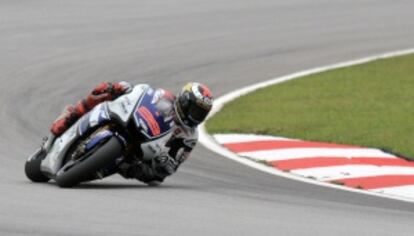 Jorge Lorenzo traza una curva en el circuito de Sepang.