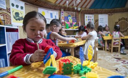 Una niña dentro de uno de los 'ger' que sirve como guardería en Nalaikh (Mongolia).