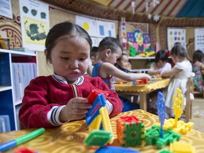 Una niña dentro de uno de los 'ger' que sirve como guardería en Nalaikh (Mongolia).