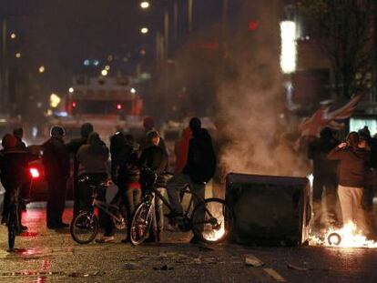 Un contenedor ardiendo en el este de Belfast la noche del sábado.