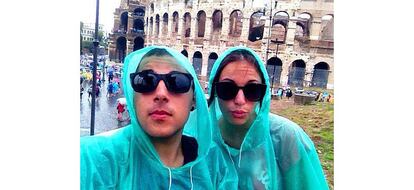 Desde el blog Viaje&Cine se retrataron ante el Coliseo de Roma con estos fosforescentes chubasqueros.