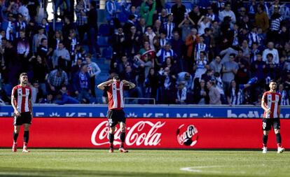 Los jugadores del Athletic se lamentan tras la derrota ante el Alavés.