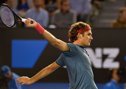 Roger Federer devuelve la pelota a Rafael Nadal en un momento del encuentro. 