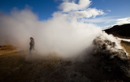 Un respiradero humeante en el paisaje lunar de Hverir.