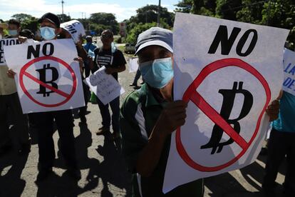 Farmers demonstrate against the adoption of Bitcoin as legal currency on the Pan-American highway, in September 2021.