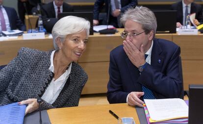 Christine Lagarde, presidenta del Banco Central Europeo, hablando con el Comisario de Economía de la UE, Paolo Gentiloni este miércoles.