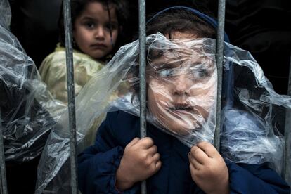 Esta foto do esloveno Matic Zorman foi a vencedora na categoria Gente - Imagem Única . Foi tirada no campo de refugiados de Presevo, na Sérvia.