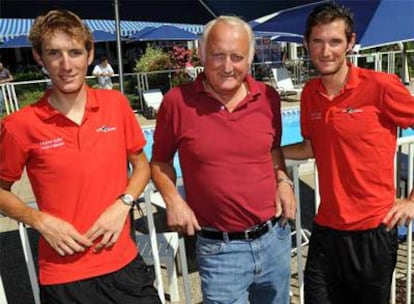 Los hermanos Schleck junto a su padre tras una de las etapas del Tour