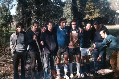 Los fundadores del equipo comen asado en el verano de 1972.  De izquierda a derecha, Daniel Martinez Vigil, Numa Turcatti, Eduardo Ott, Alfredo Cibils, Juan Carlos Munyo, Raúl Zorrilla, Gonzalo Cadenas y Julio Zorrilla. Foto cedida por Raúl Zorrilla.