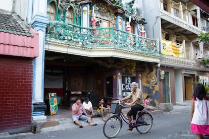 Vecinos del barrio de ‘Dolly’ frente a un antiguo prostíbulo. El que fuese el burdel más grande del sudeste asiático acogía a más de 3.000 prostitutas, muchas de ellas infectadas de VIH, hasta que el año pasado las autoridades lo cerraron.