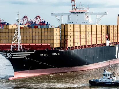 El MSC Zoe, el mayor barco contenedor del mundo, atracando en el puerto de Hamburgo (Alemania).
