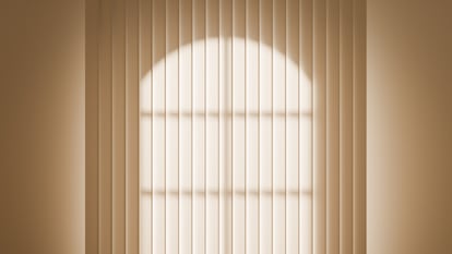 Artículo de EL PAÍS Escaparate que describe la cortina para puertas de exterior superventas en Amazon.