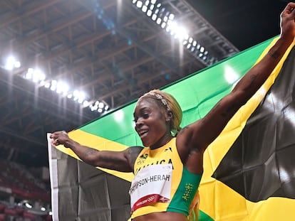 Elaine Thompson celebra tras ganar la final de los 100m lisos en los Juegos Olímpicos de Tokio.