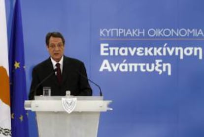 El presidente chipriota, Nikos Anastasiadis durante una rueda de prensa celebrada en el palacio presidencial de Nicosia, Chipre hoy 19 de abril de 2013 en donde anunció las últimas medidas de austeridad y recortes del gobierno.  Anastasiadis, anunció hoy un ambicioso programa de estímulo al empleo y de ayudas a los más necesitados, que incluyen reestructuraciones de las deudas privadas como modo de contrarrestar los efectos que tendrá la quita a los depósitos.